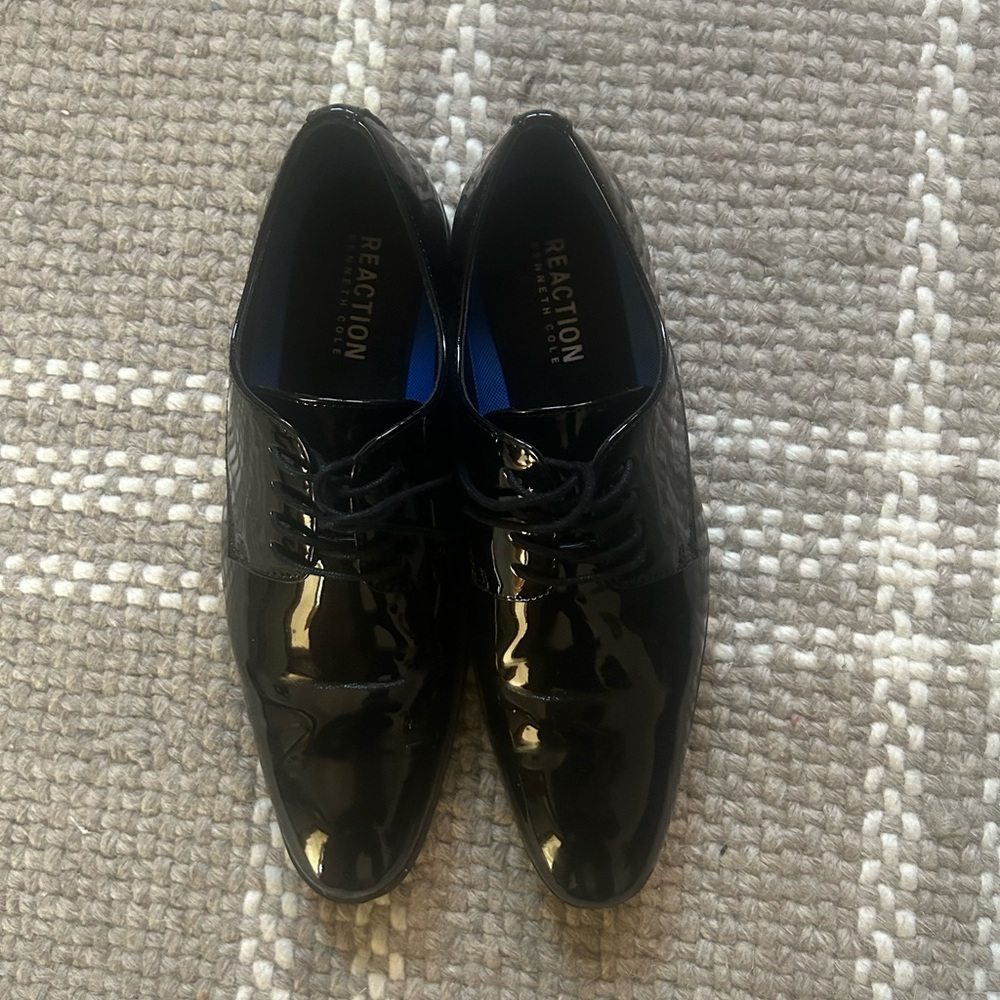 Reaction Kenneth Cole Glossy Black Oxfords Size 9